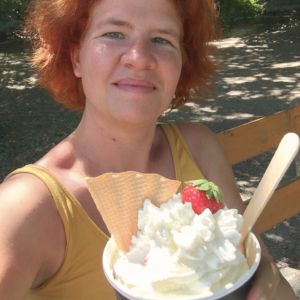 Erdbeer-Eisbecher mit Sahne